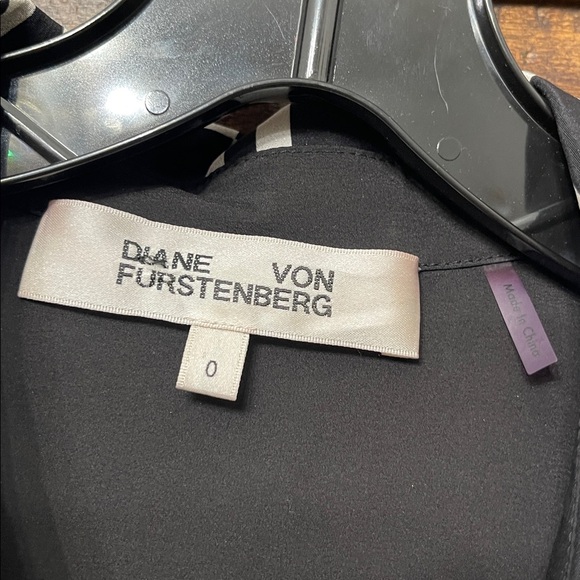 Diane Von Furstenberg 100% Silk Shirt Dress with Waist Tie Size 0 - Picture 6 of 12